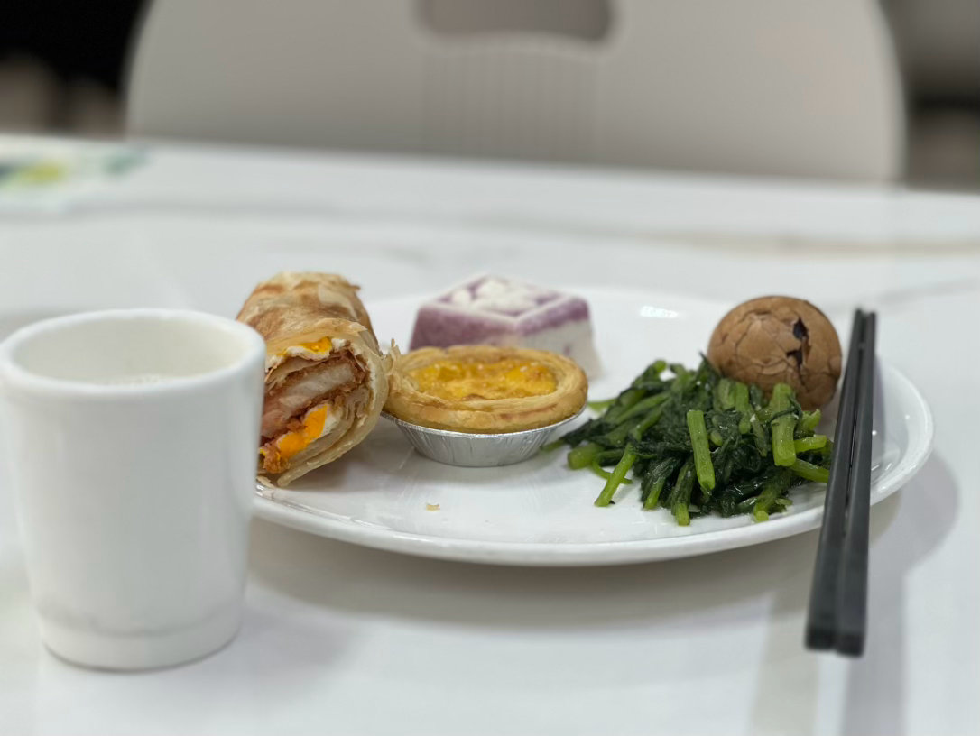 早上在食堂用餐，选了一块方糕。形制规整，甜口的。这种糕有大方糕、小方糕之分，也有