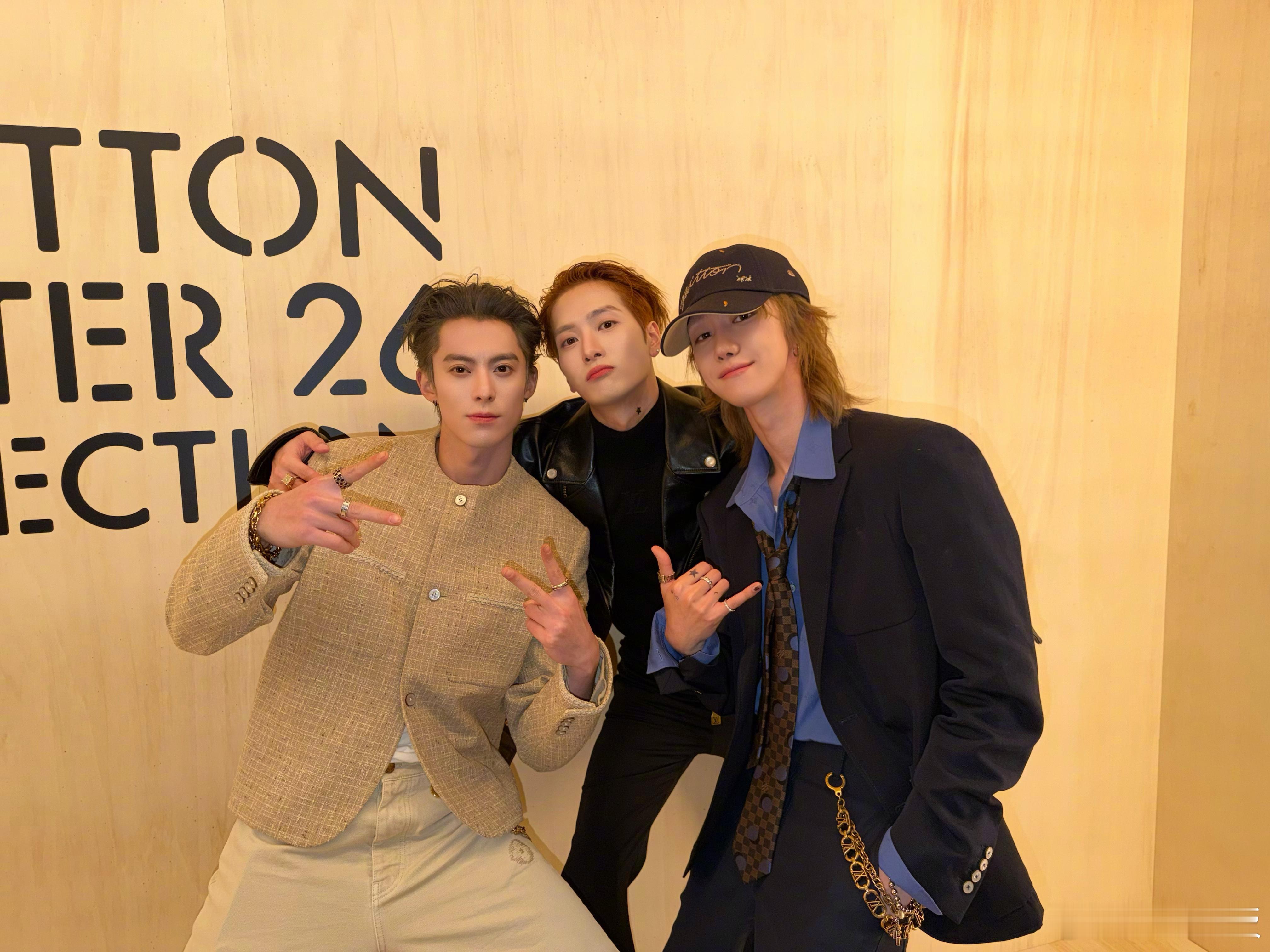 王嘉尔王鹤棣徐明浩到底谁是谁 抽象发博天花板吧 哥仨这是玩真心话大冒险输了？快坦