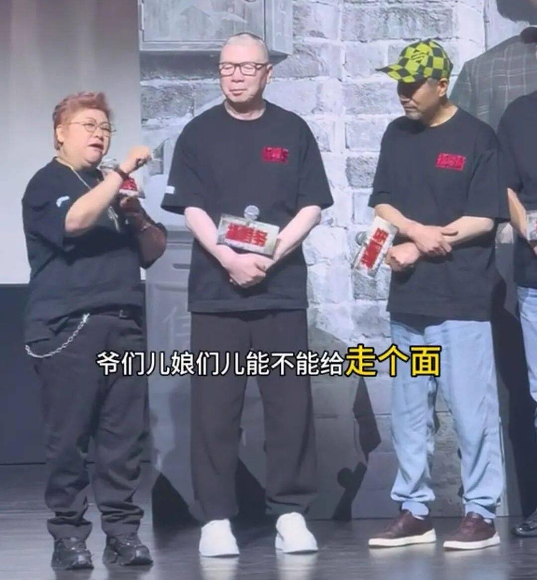 有人逼韩红退出公益吗？有人网暴她吗？有人逼她退出众多关联公司吗？如果问心无愧心中