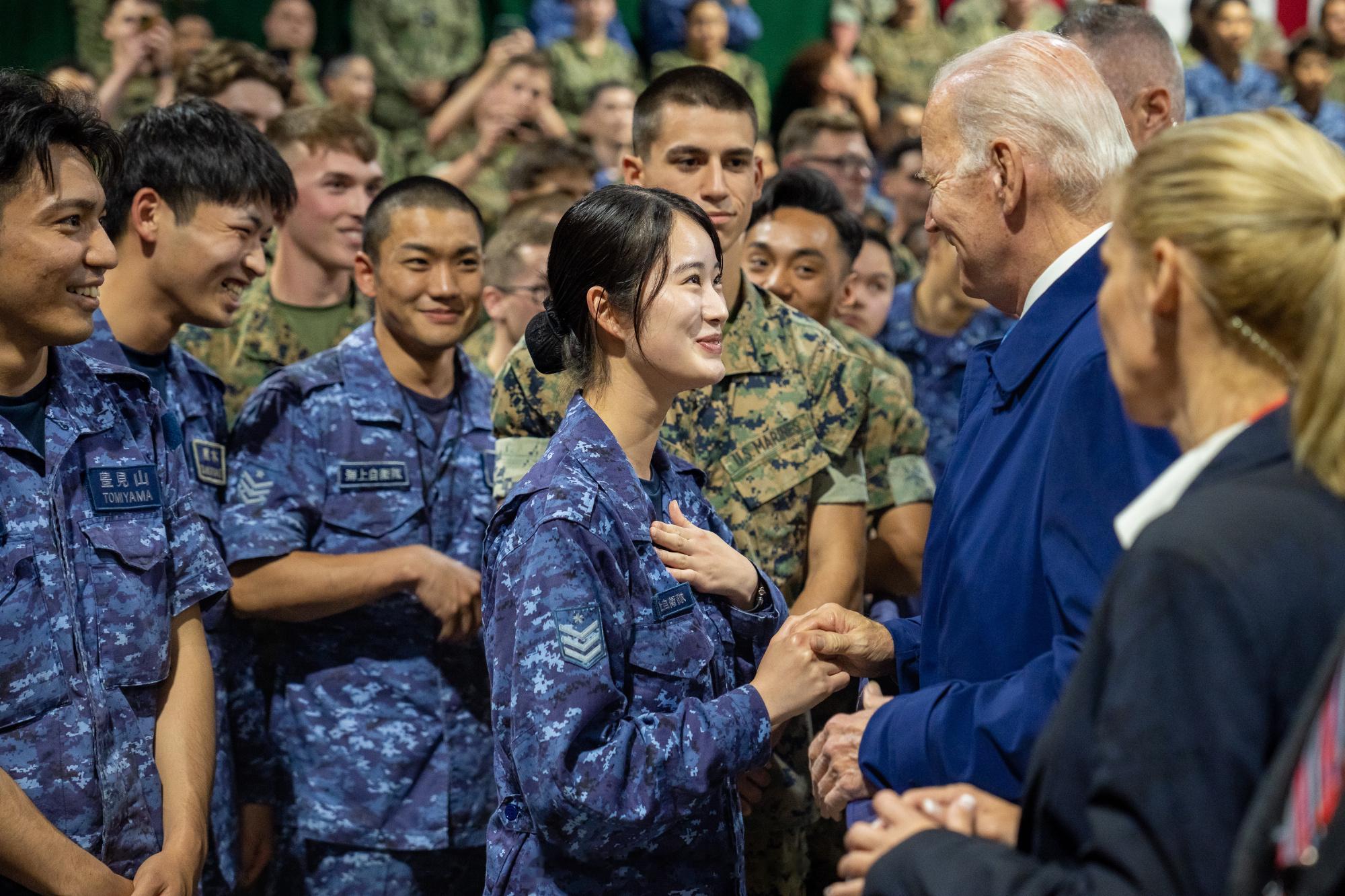 亚裔士兵对美国可能比任何族裔都忠诚，日韩军队其实就是美军一部分[挖鼻]不过，美国