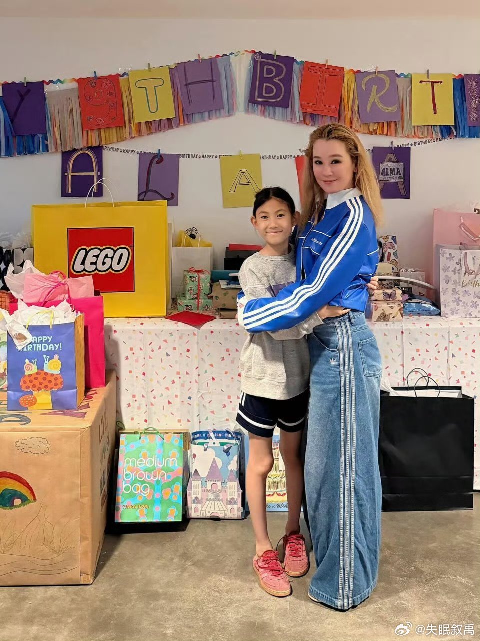 陈冠希女儿9岁腿长秦舒培的基因果然yyds！ 