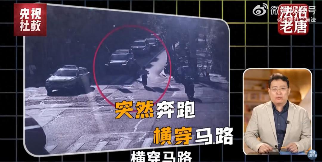 “这就是行人乱闯红灯的下场！”上海，男子闯红灯横穿马路买早餐，撞倒电动车手致其摔
