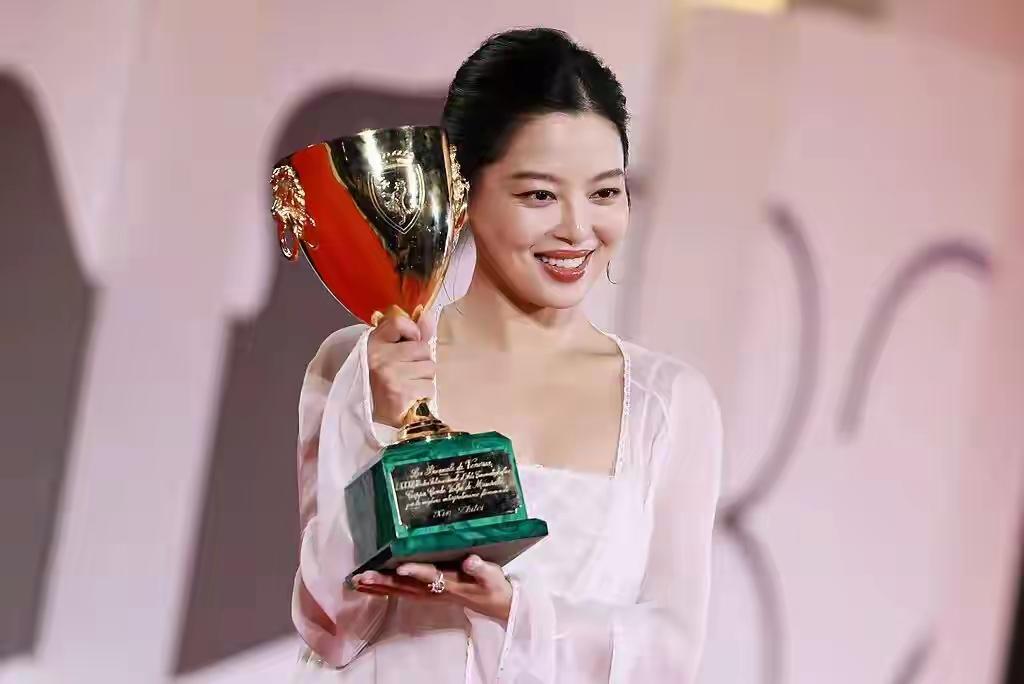 《日挂中天》还没在国内上映，女主角已经在戛纳得了大奖。
这是个很有意思的现象。