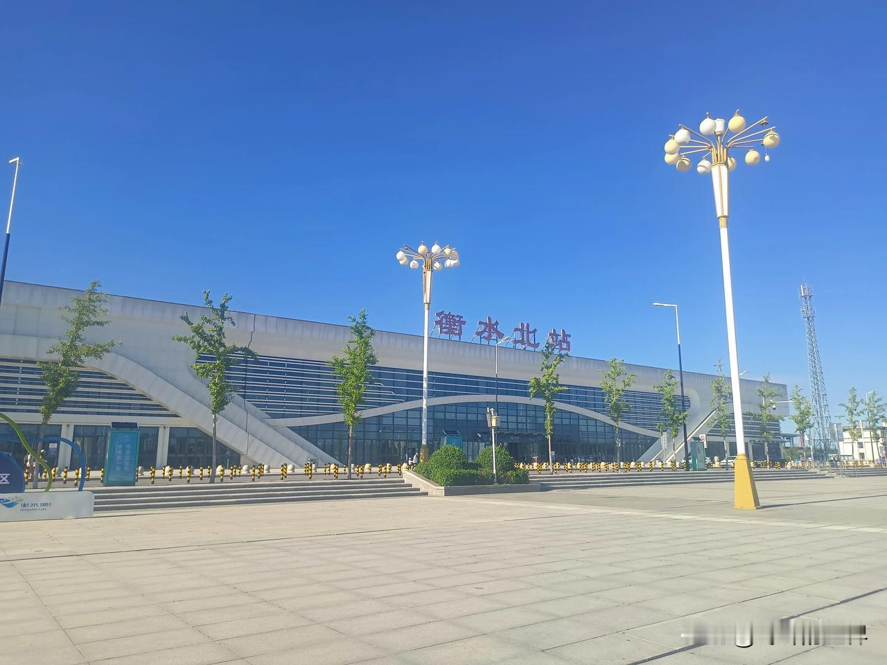 旅行～～
我到了河北衡水。
千年儒乡，一湖灵秀。
儒在哪？湖在哪？