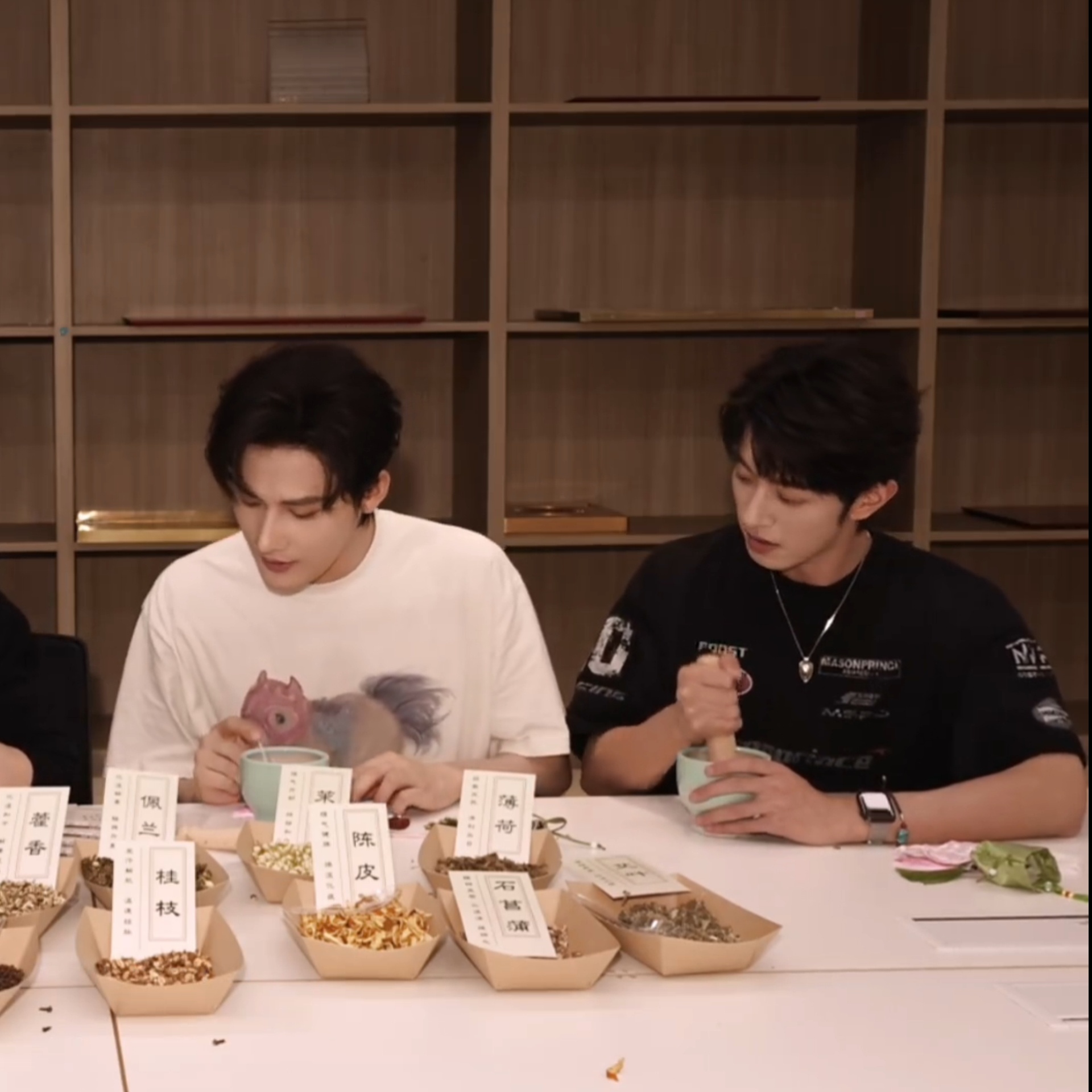 我爸突然发出的什么鬼声音哈哈哈哈哈哈哈哈我妈听到都立马扭头看他 