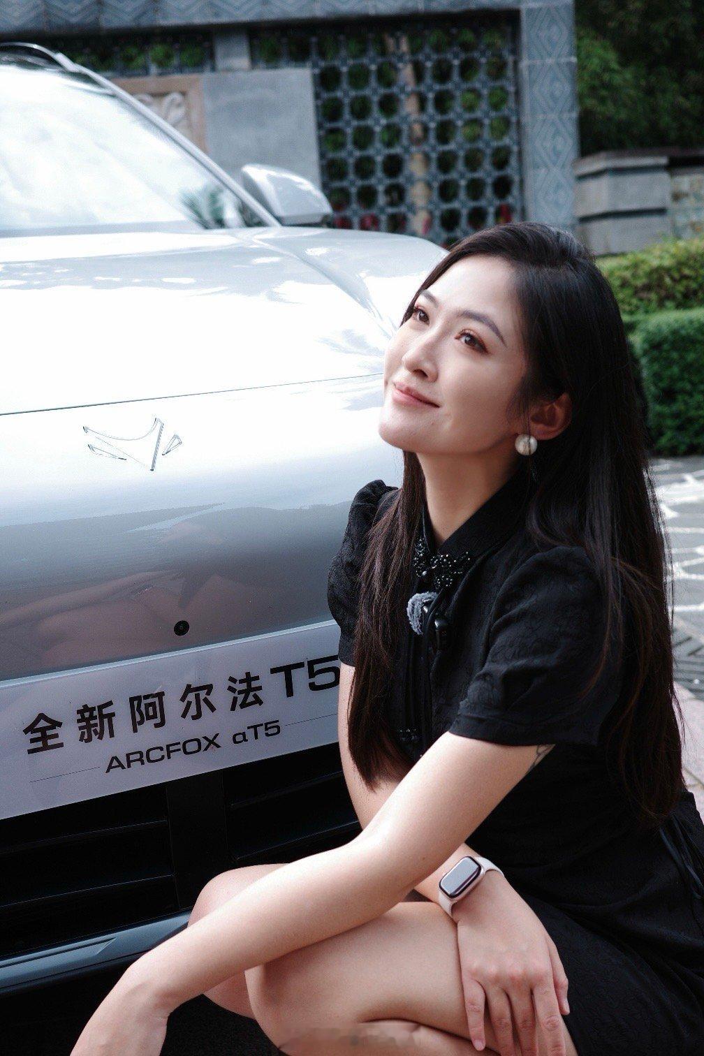 去了趟三亚，两条腿被蚊子咬了十几个包此时暖气还不太热的北京，在家里同时拥有着寒冷