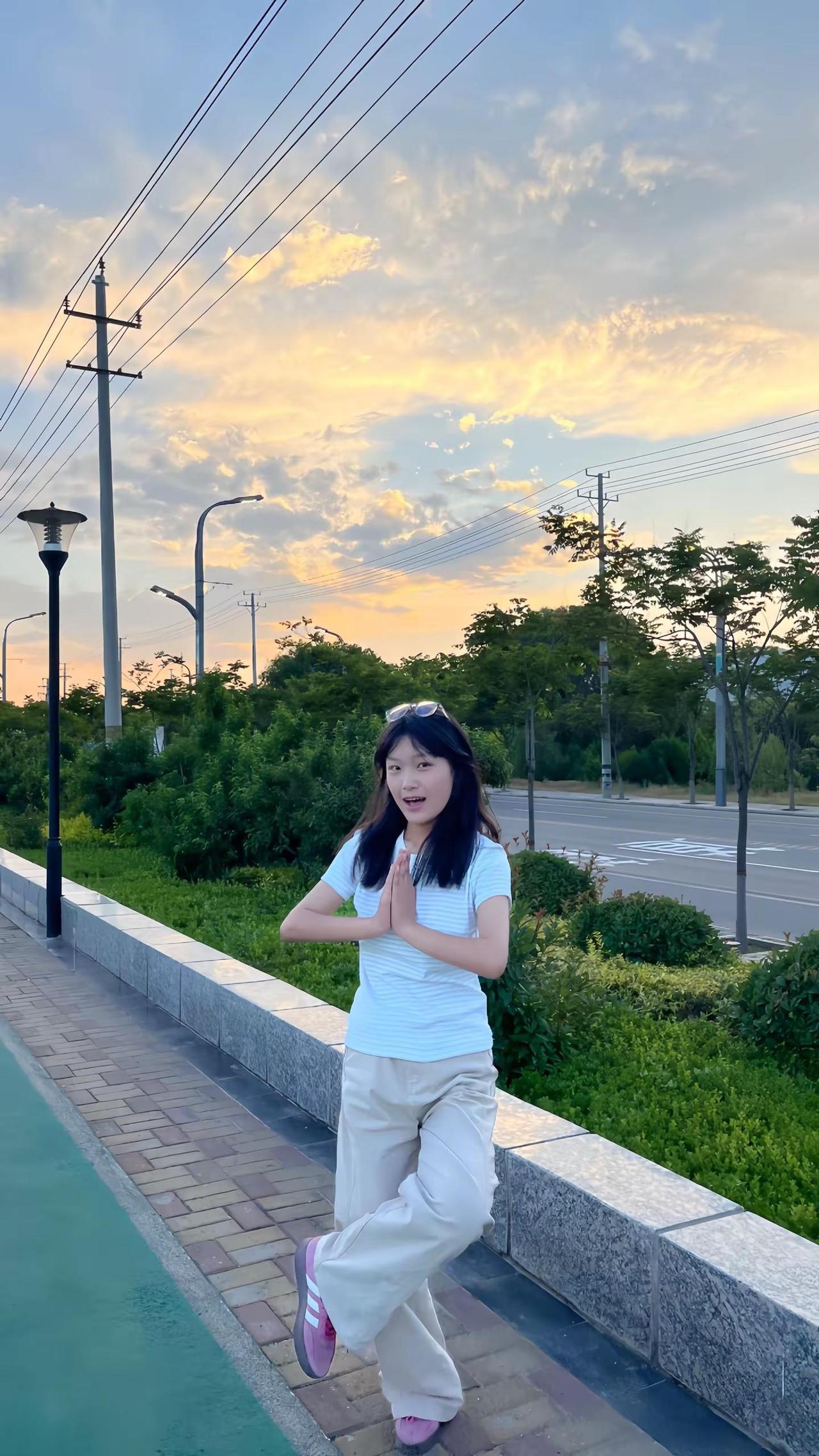 到此为止我的人生里 所有的不幸讲出来都像在卖惨 我才不要被可怜 我要永远漂亮永远
