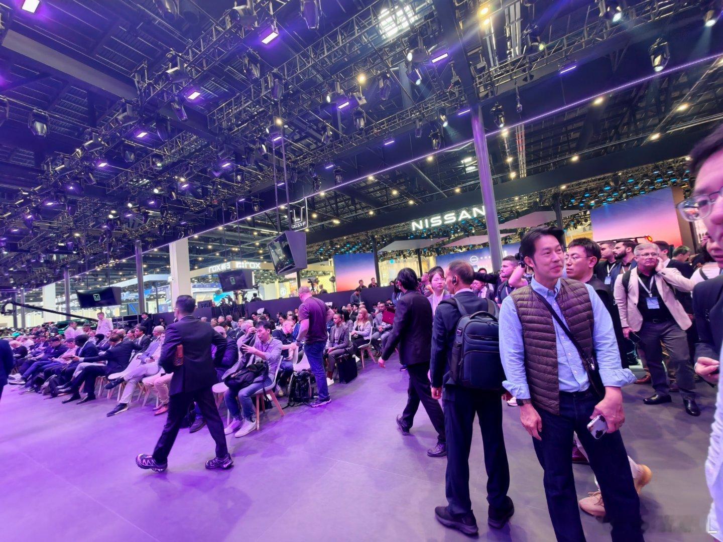 车展第一站，长城汽车。好多外国友人啊！ 