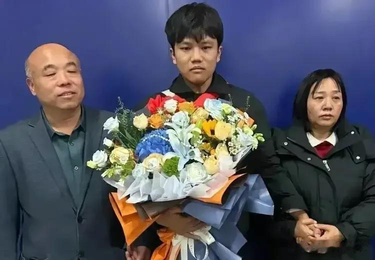 近日，解清帅回家的消息刷屏，然后就是各种热搜，解清帅的父亲解克锋是亿万富豪，深圳
