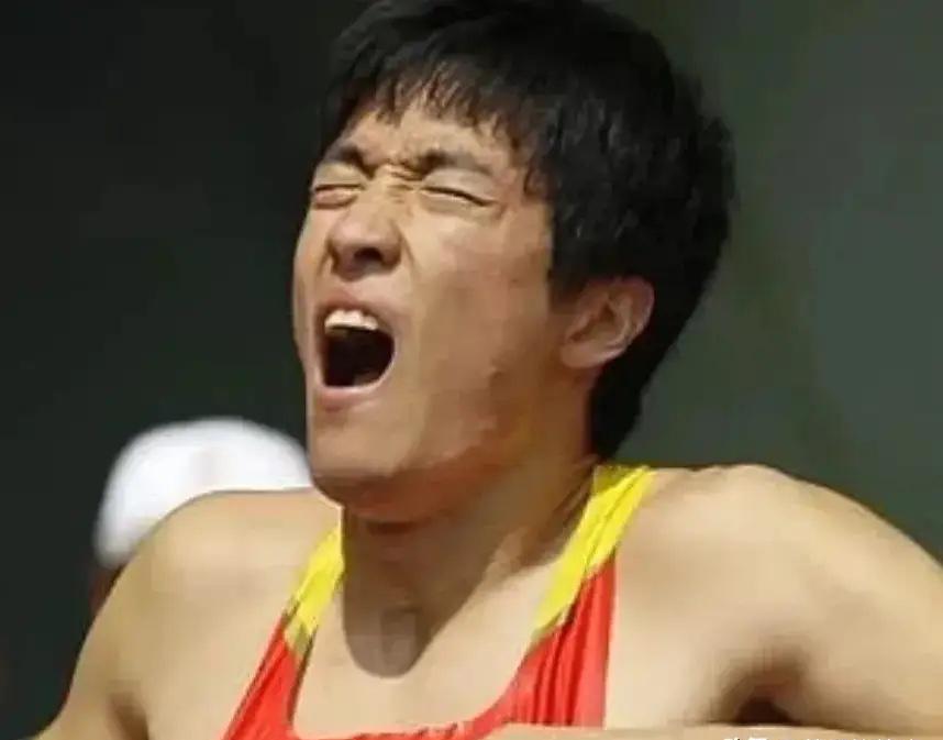 姚明当年的选择比刘翔要聪明多了。姚明退役当年做决定很干脆。他选择主动完成自主择业