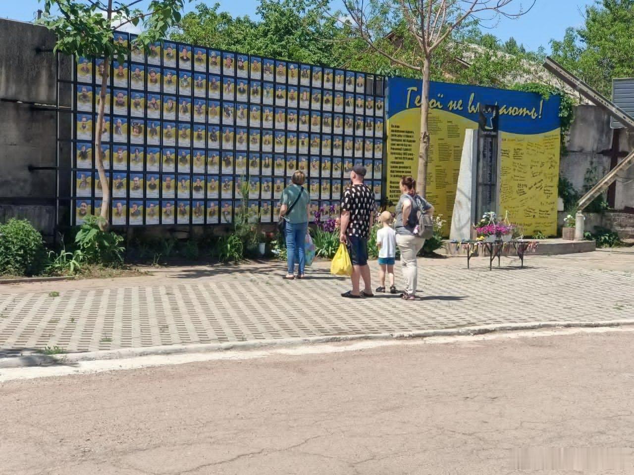 乌克兰切尔尼戈夫市新一期阵亡者纪念名单已更新上墙俄乌冲突俄军针对基辅打击随时可能