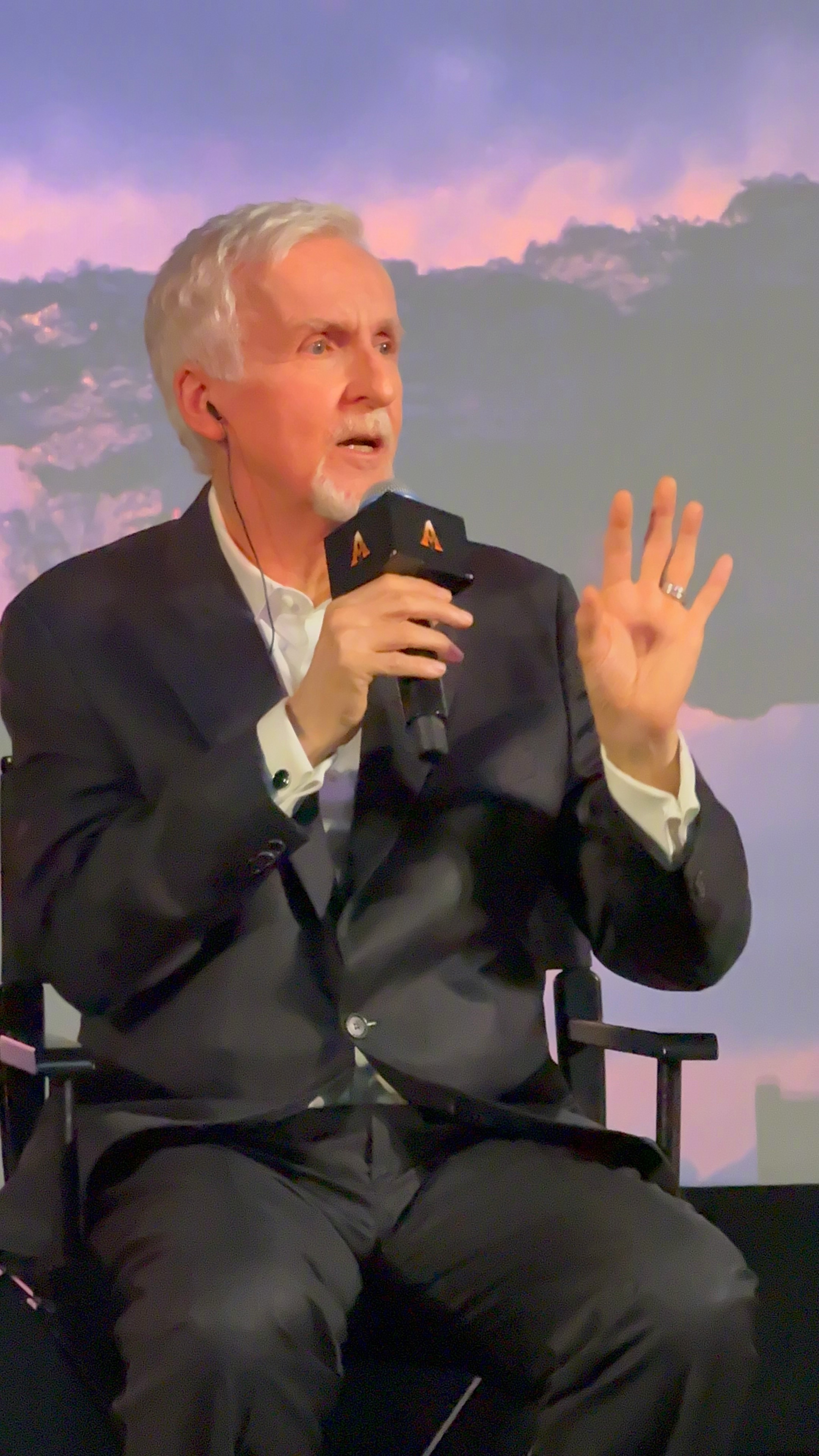 看完《阿凡达3》了，时长过于变态中途都没敢喝水，然后每次听到后排过道砰砰砰的脚步