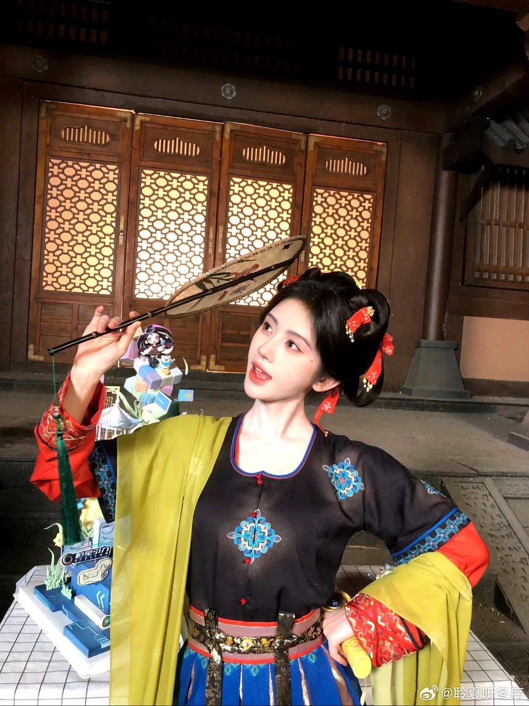💙🍊鞠婧祎 💙🍊鞠婧祎千香 今天没有偷到文案 可以偷偷亲你吗( *ˊᵕˋ