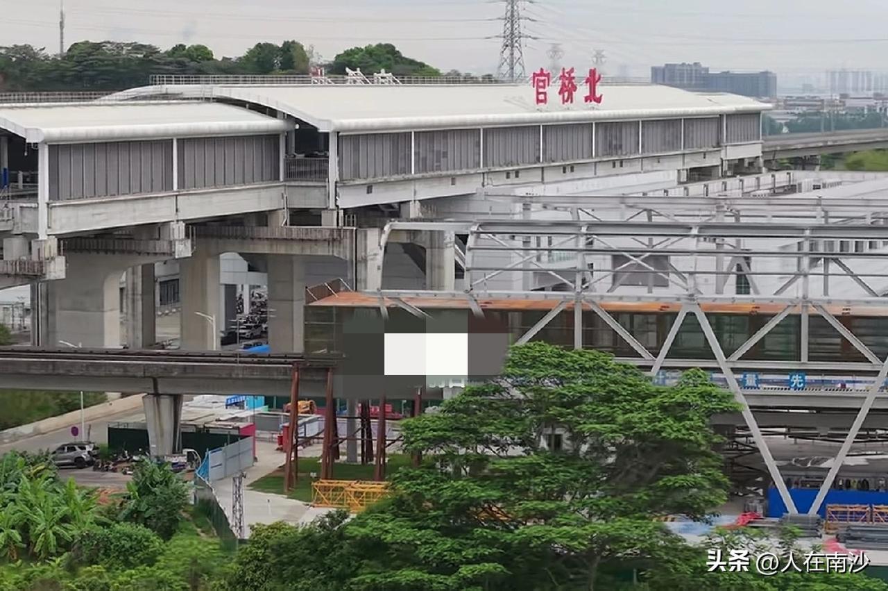 广州地铁4号线官桥站工程最新进展，水泥建筑站台已完工，目前正在架设钢结构站台顶棚