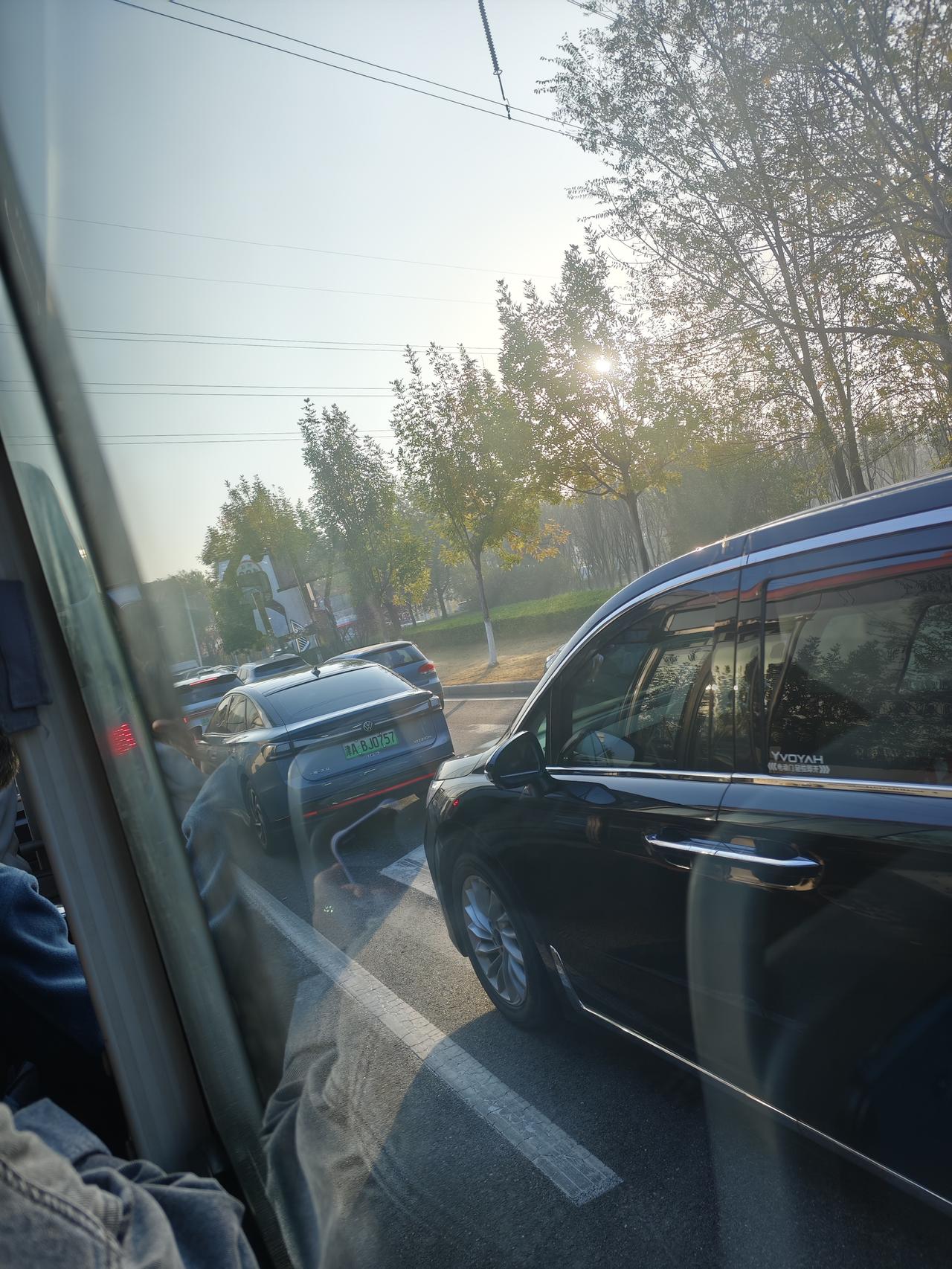八点取号，我六点一刻就出发了，地铁五号线职业大学站就在我们小区门口，我坐到靖江路