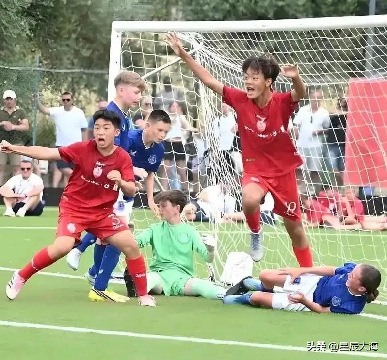 足协干嘛去了？
12岁小将横扫欧洲捧国际冠军！央媒集体点赞，足协全程沉默引球迷热