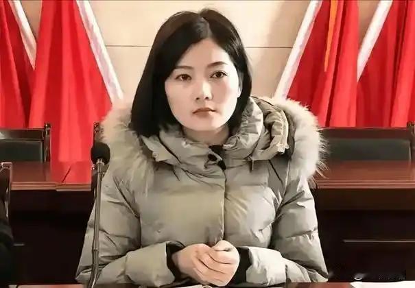 前镇委书记李佩霞贪腐坐牢，一晃两三年过去了，这人非但没慢慢凉下去，每隔一段时间就
