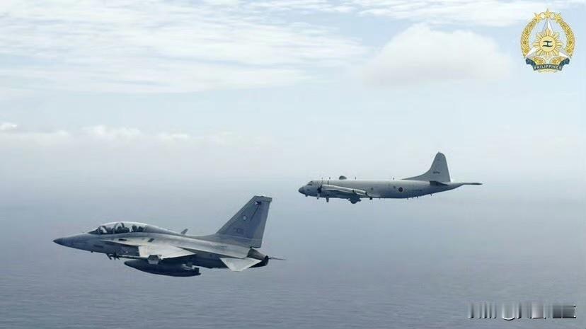 2月24号，日本海自P-3C反潜巡逻机与菲律宾FA-50战斗教练机飞越巴士海峡。