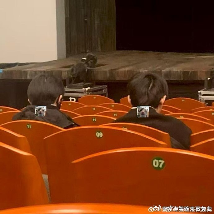 马嘉祺宋亚轩中戏毕业大戏马嘉祺宋亚轩中戏毕业大戏排练有路透！坐一起休息的画面，藏