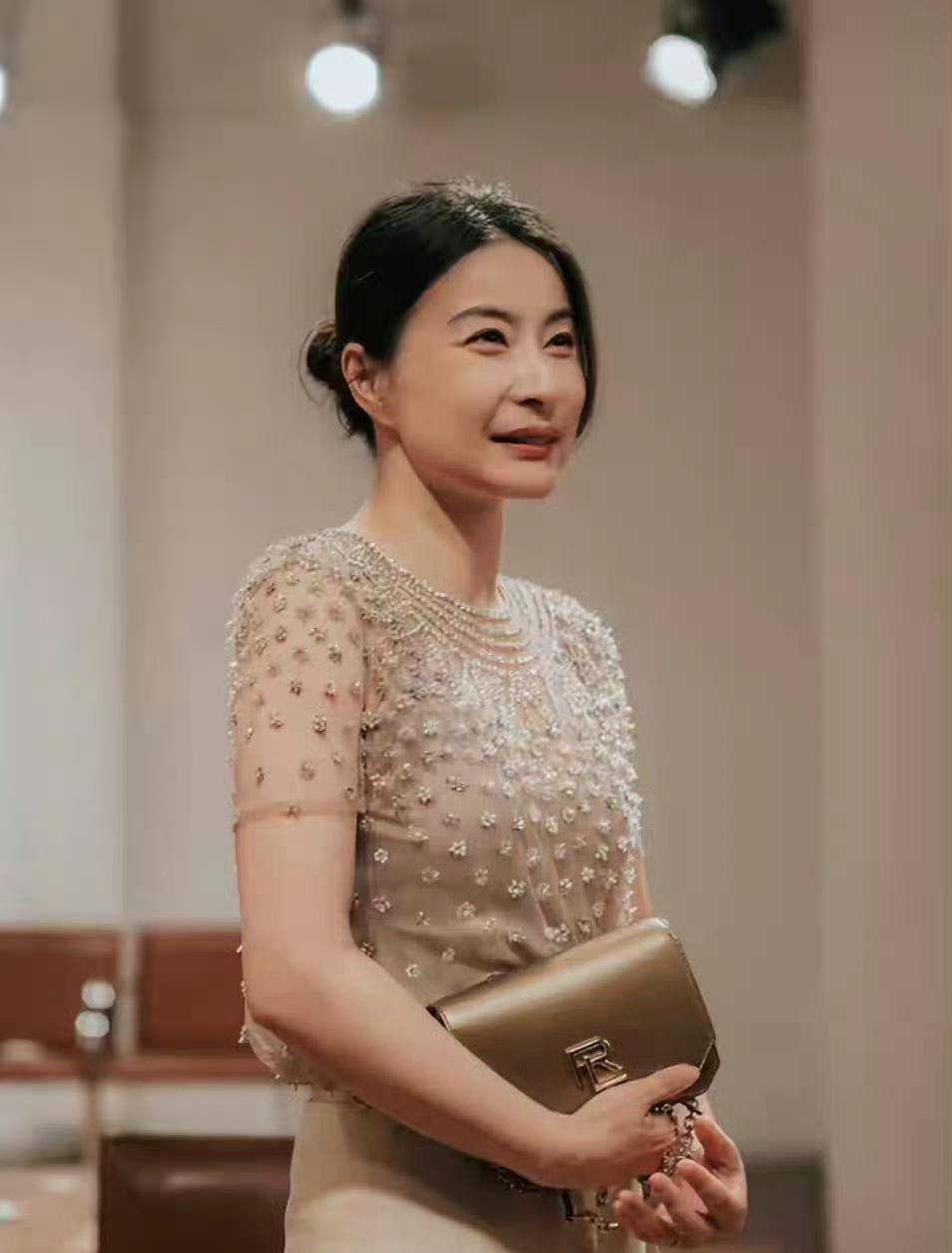 不知道大伙儿有没有同感——每次看郭晶晶笑，总觉得她下一秒就要哭出来。有网友毒舌点