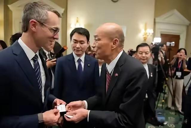 韩国瑜窜访美国台湾的代价是什么？韩国瑜窜访美国并会见美国议长，这后果恐怕与佩洛西