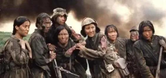 1942年，7名女电译员被鬼子包围，兽性大发的鬼子竟然想上前侮辱。突然，女战士们