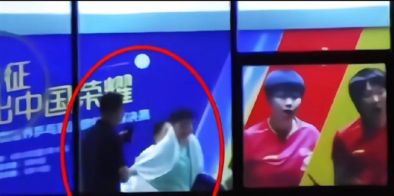 谁懂啊！莎莎下训偶遇德华，这一握满是旧情
 
刷到莎莎下训偶遇前队医德华的画面，