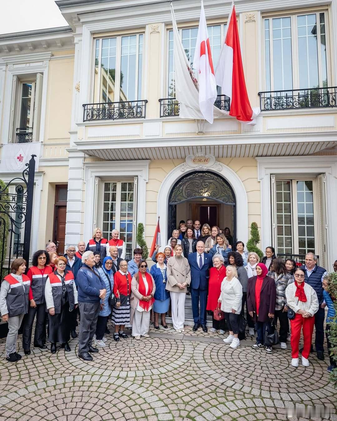 🇲🇨11月14日，亲王夫妇在红十字会总部向公国的老人们派送国庆节日大礼包。