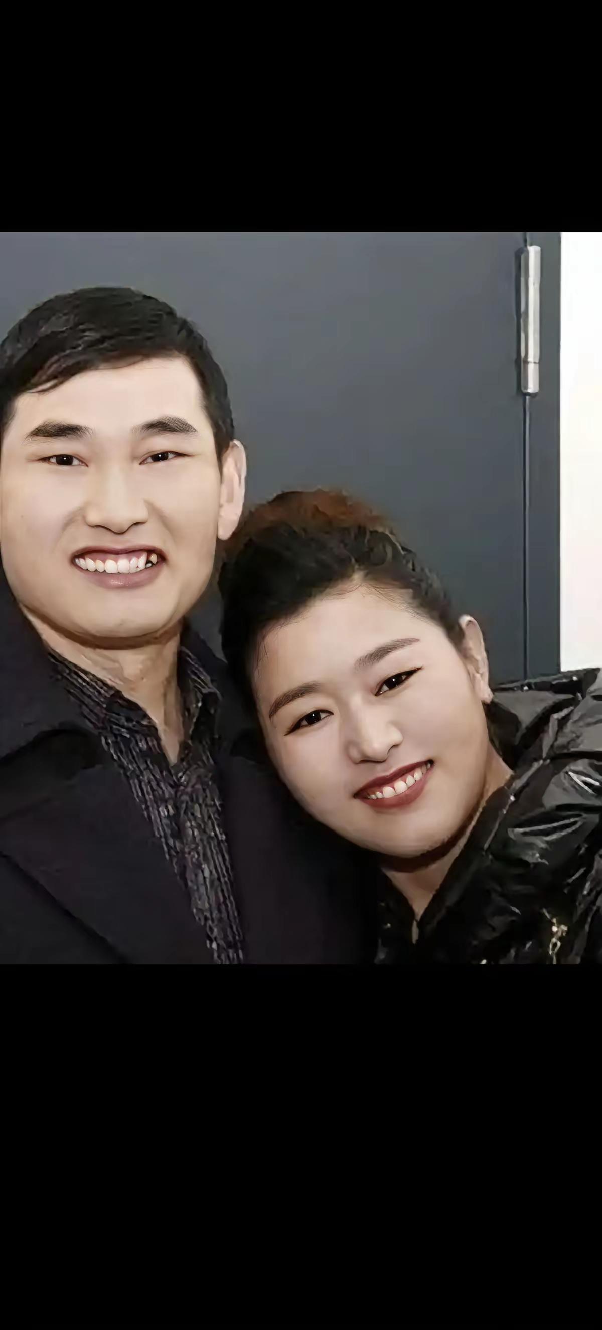 大衣哥，大衣嫂，
成名感情依旧好。
农民本色多纯真，
一世恩爱伴终老。