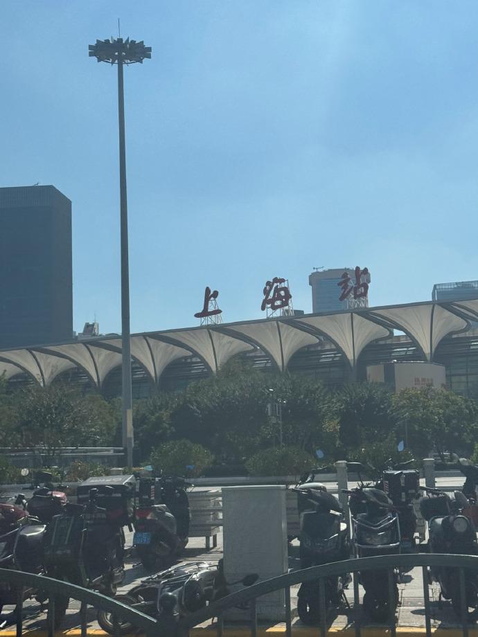 好久没来上海站，记得上次在这坐车还是绿皮火车时代。这次国庆候补抢到高铁票，一进站