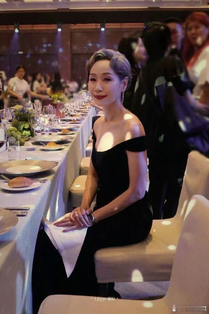 ELLE晚宴上的女明星ELLE风尚大典 ELLE盛典晚宴上，叶童 张婧仪  关晓