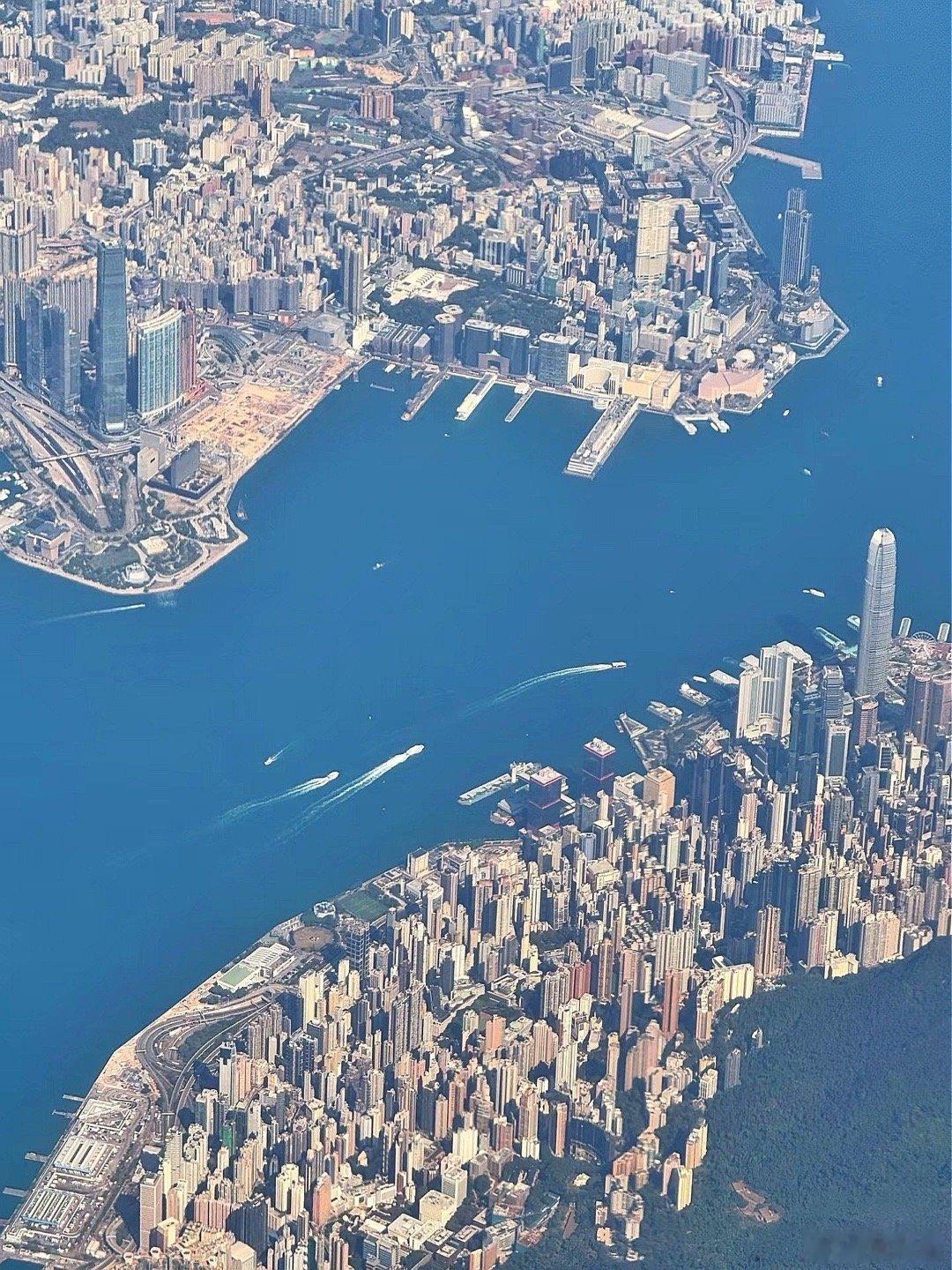 山海之城，地景丰富。 