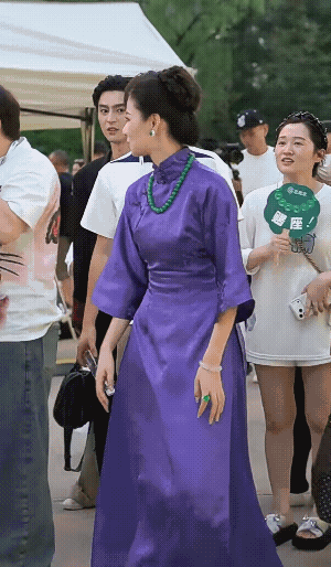 这走路不对啊   体态影响了她的美   站直更有气质![比心]