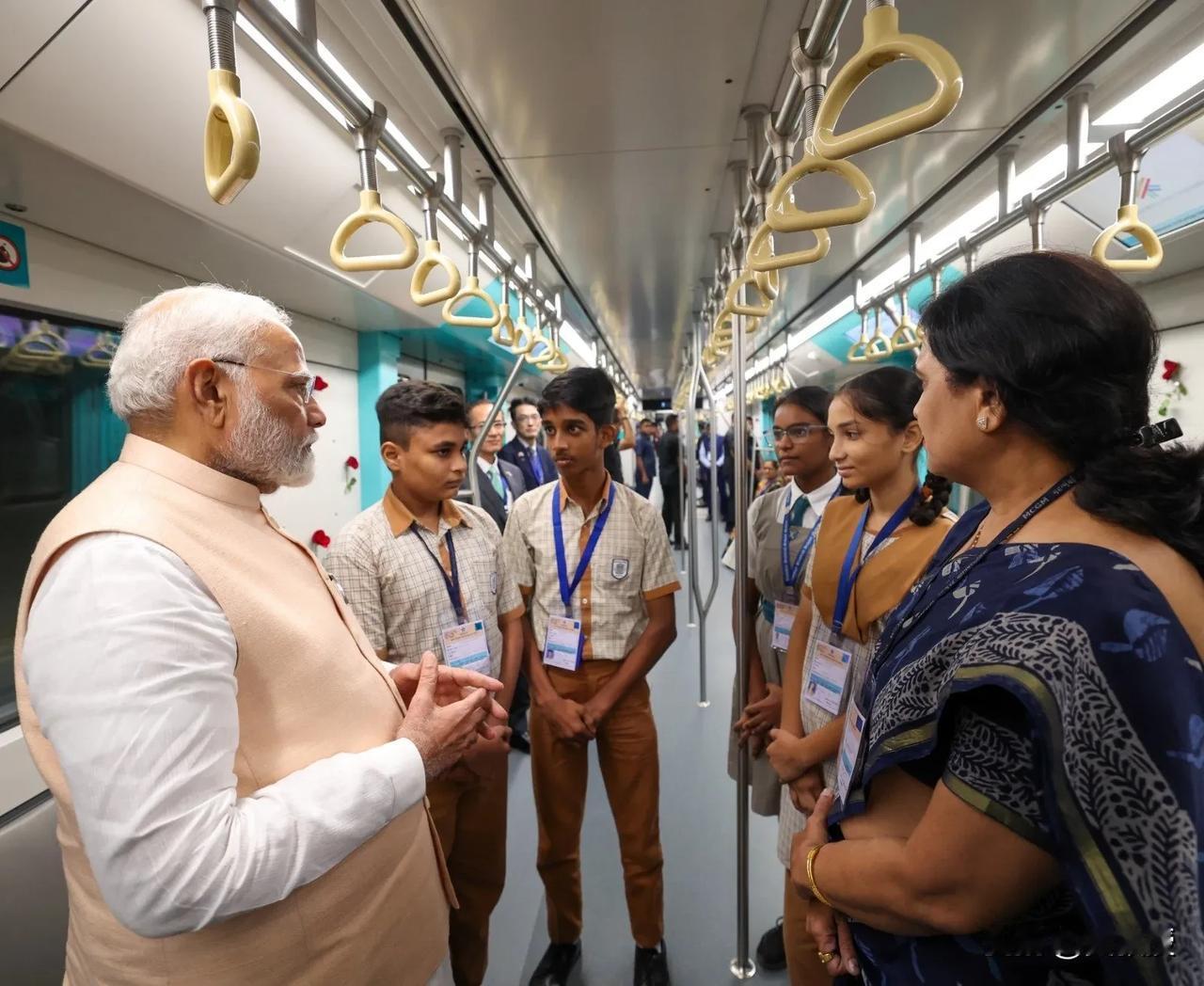 莫迪来到了印度🇮🇳地铁
印度地铁，你们感觉怎么样？