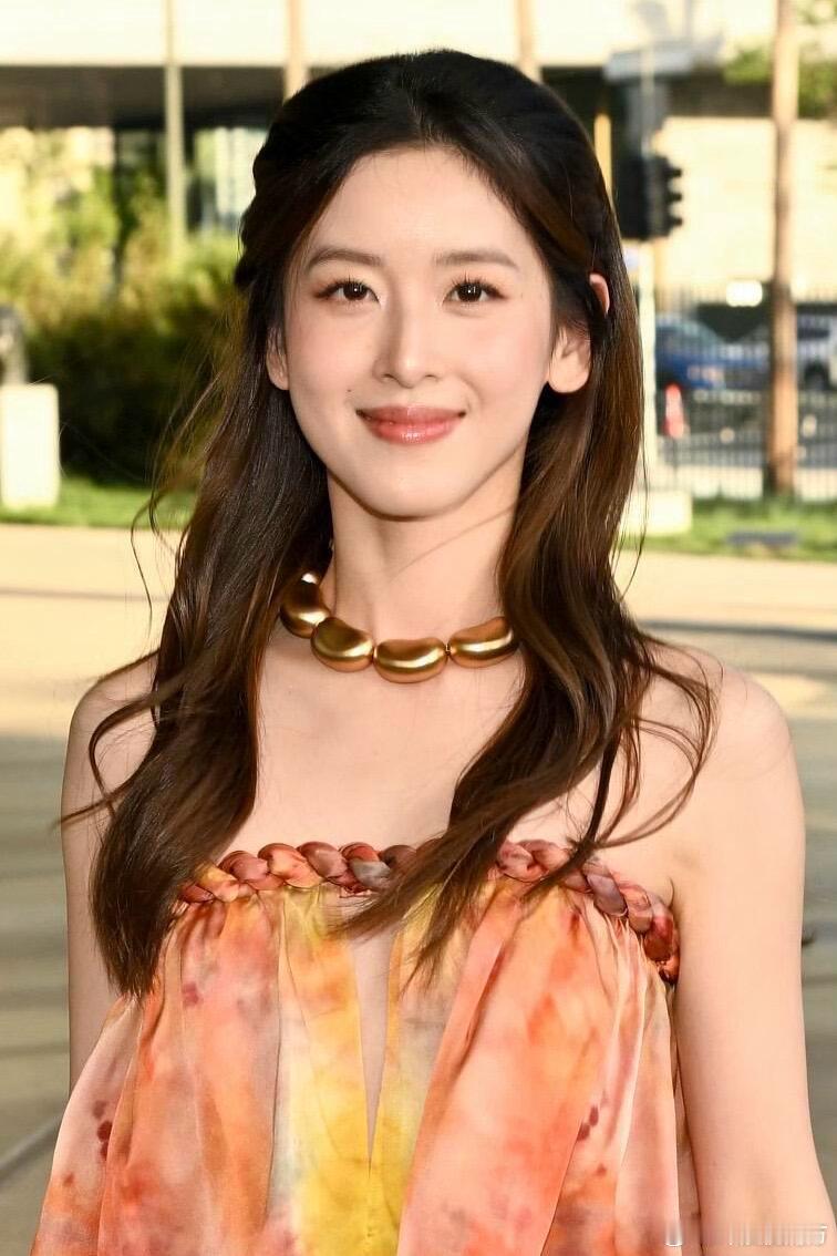 章泽天出席洛杉矶艺术晚宴章泽天出席洛杉矶艺术晚宴，好美的外媒生图！