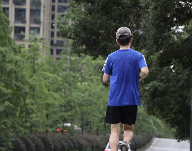 中老年超慢跑不是慢走，真正低强度高效跑法，老跑友都在学