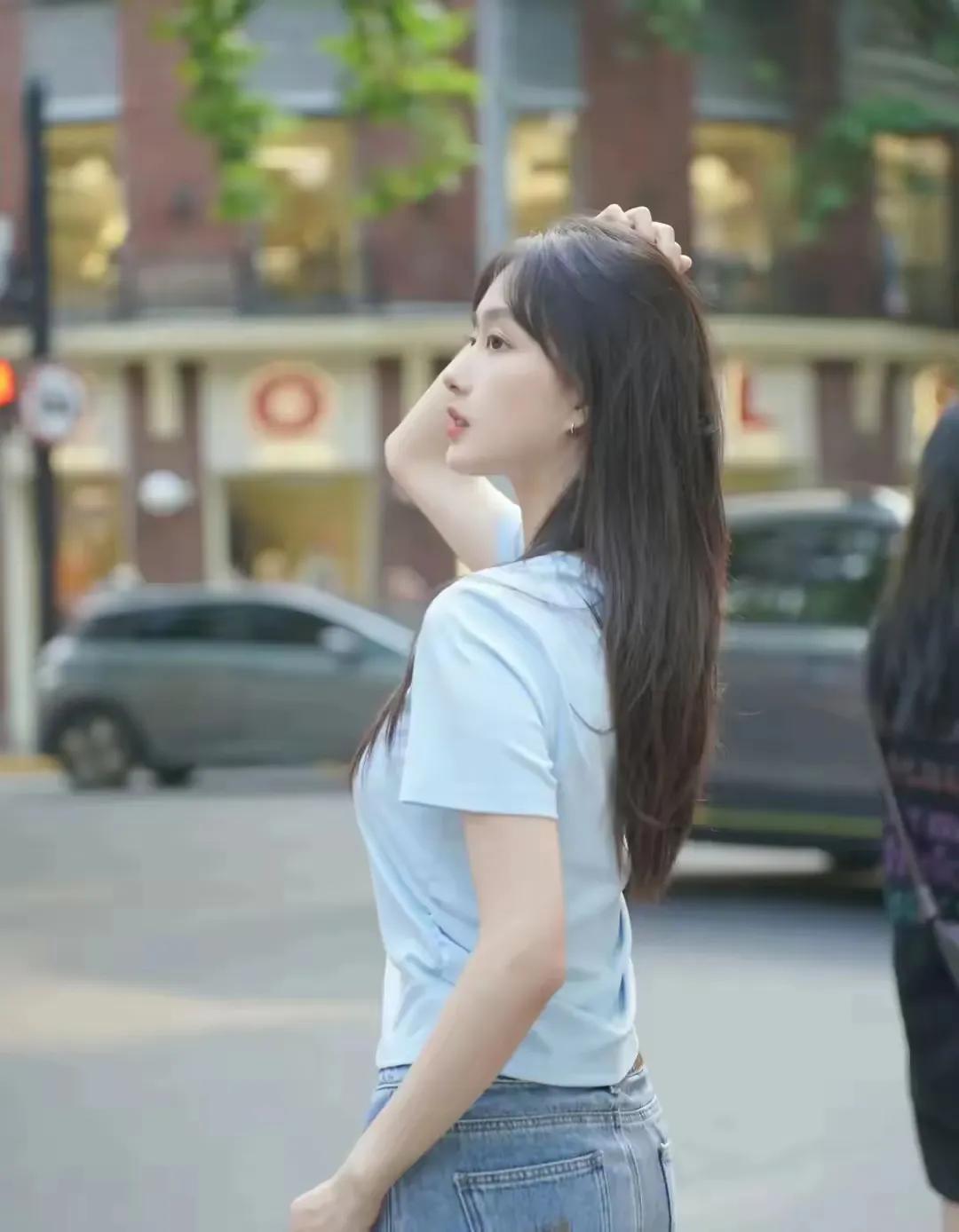 总有一天你会明白，
不回答就是回答，保持距离就是不喜欢，
沉默就是拒绝，犹豫就是