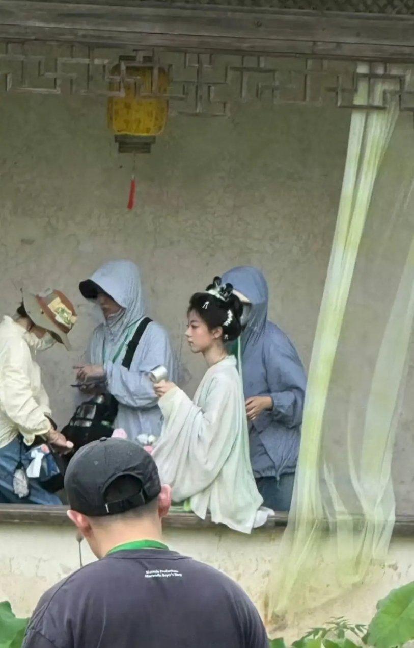 赵今麦一念江南试拍路透挺不错的，看起来是比虞书欣更适合，古偶就该留给年轻女孩演 