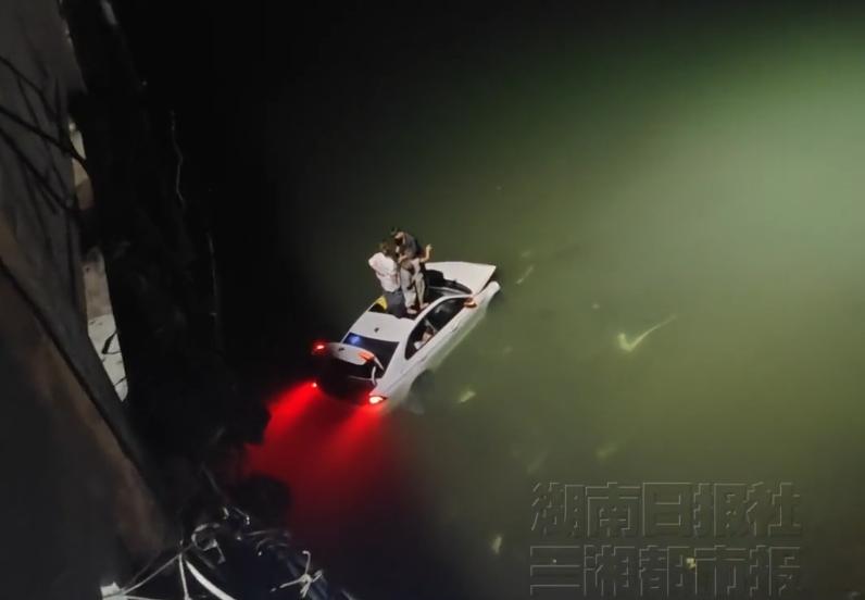 一家四口满心欢喜开启跨省自驾旅途，万万没想到，深夜行车突发失控，小车直接冲破大桥