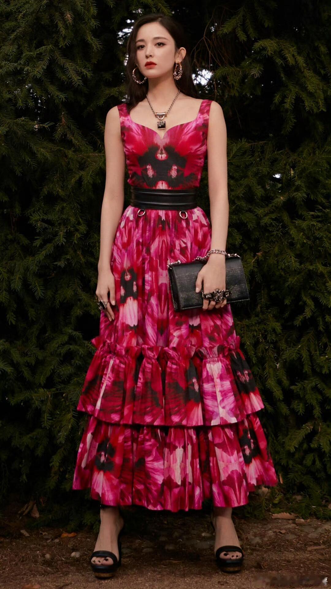 娜扎  古力娜扎，夜色下的红玫瑰。不胖不瘦，这种大花裙也只有娜扎能够驾驭。娜扎｜