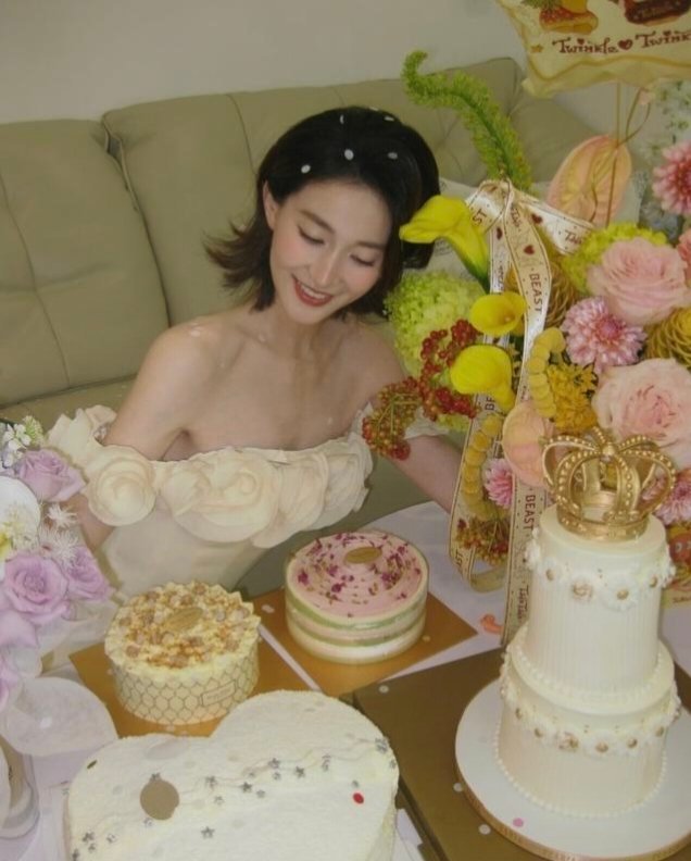 前体操运动员张豆豆剪短发颜值再升级，蛋糕鲜花环绕超幸福，人也越来越温婉耐看了。 