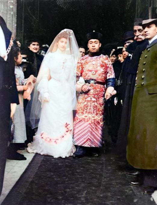 1902年，巴黎，一位身穿蟒袍的大清四品道员，迎娶了23岁的法国钢琴女教师，六年