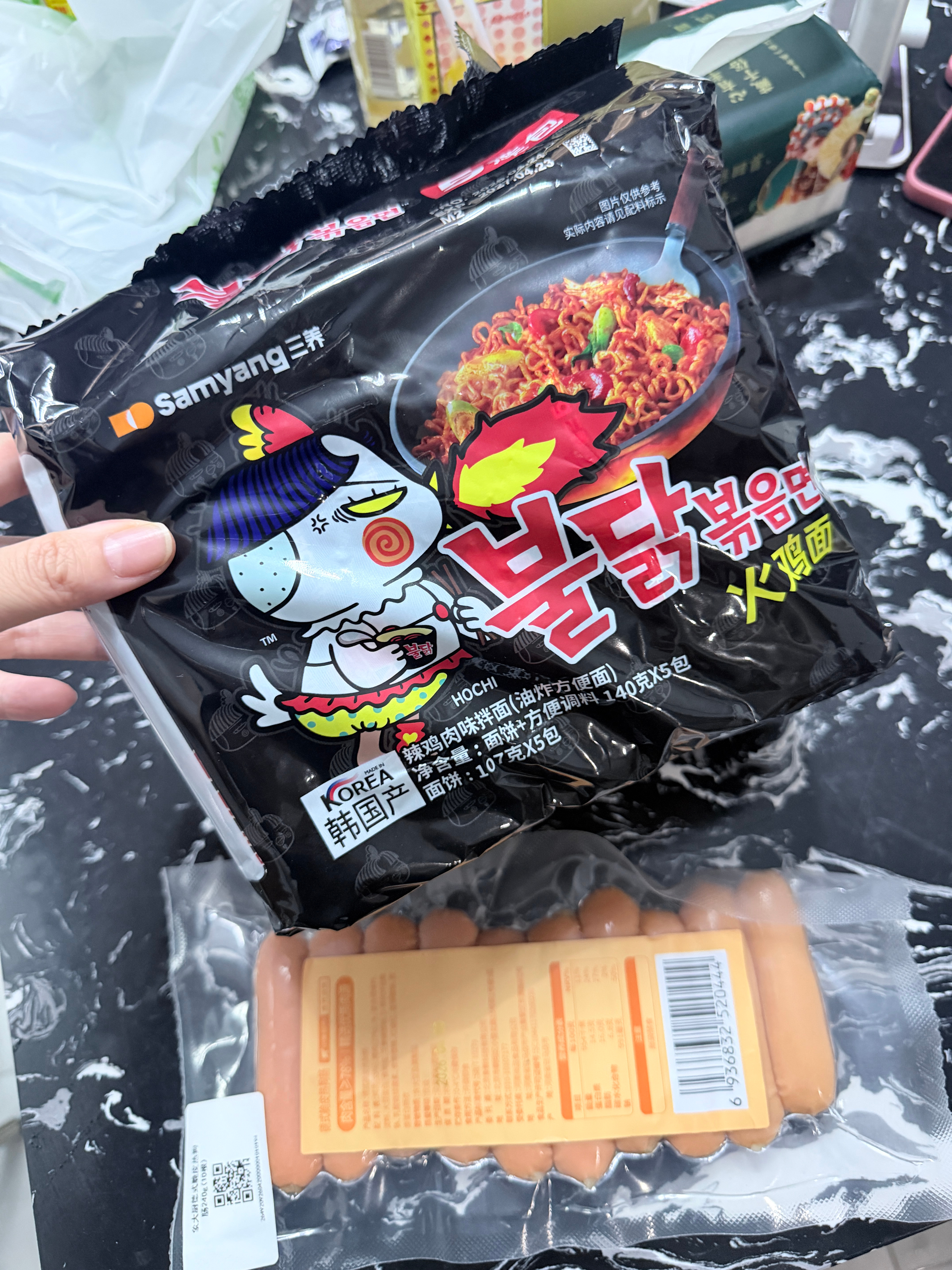 pr给我寄的火鸡面和香肠！！哈哈为了督促我拍新品  下次还要给我寄甜品～ 