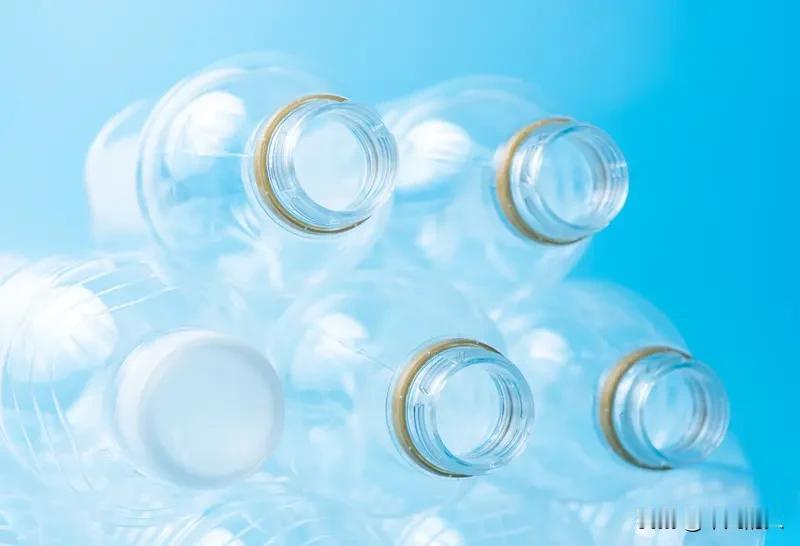 穿聚酯纤维衣服等于穿塑料瓶？谣言 “穿聚酯纤维衣服等于穿塑料瓶”这说法近年传得挺