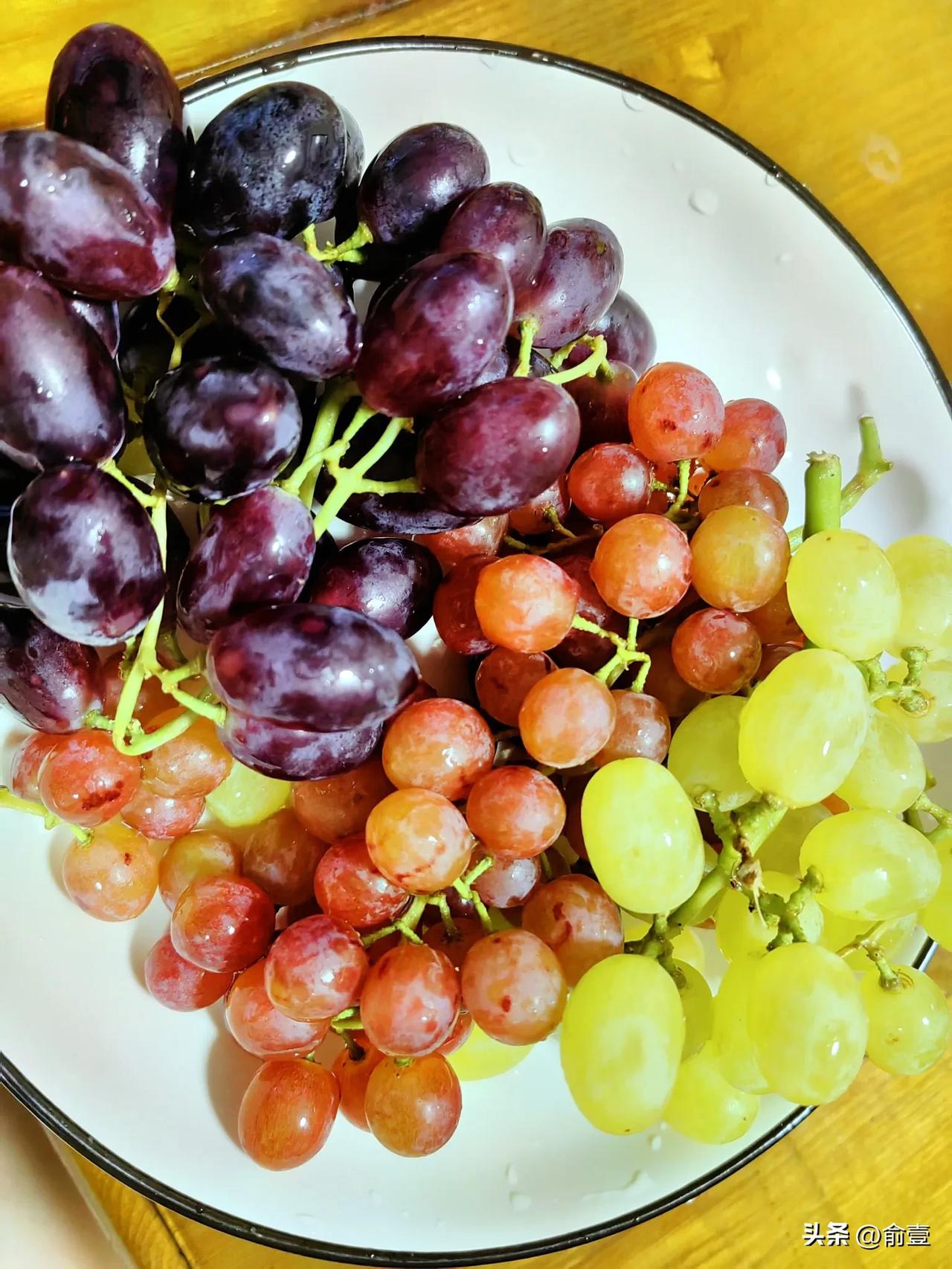 #万能生活指南#市场上买回三种不同的葡萄。最甜的，是那串红色的，玛瑙一样的珠粒，