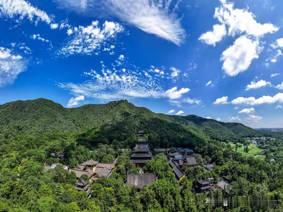 杭州疯了！灵隐寺12月1日起免票，75元门槛直接取消！
 
杭州文旅杀疯了！11