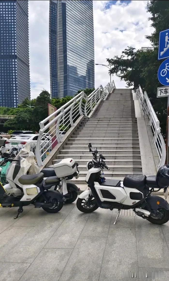 有网友拍下了广州珠江新城的天桥旁，电鸡胡乱停放的一幕，就这么直接的挡在了天桥的进