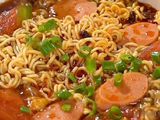 孩子们喊想吃方便面几天了，买！
突然发现，煮面很治愈。
方便面是低成本的最佳治愈