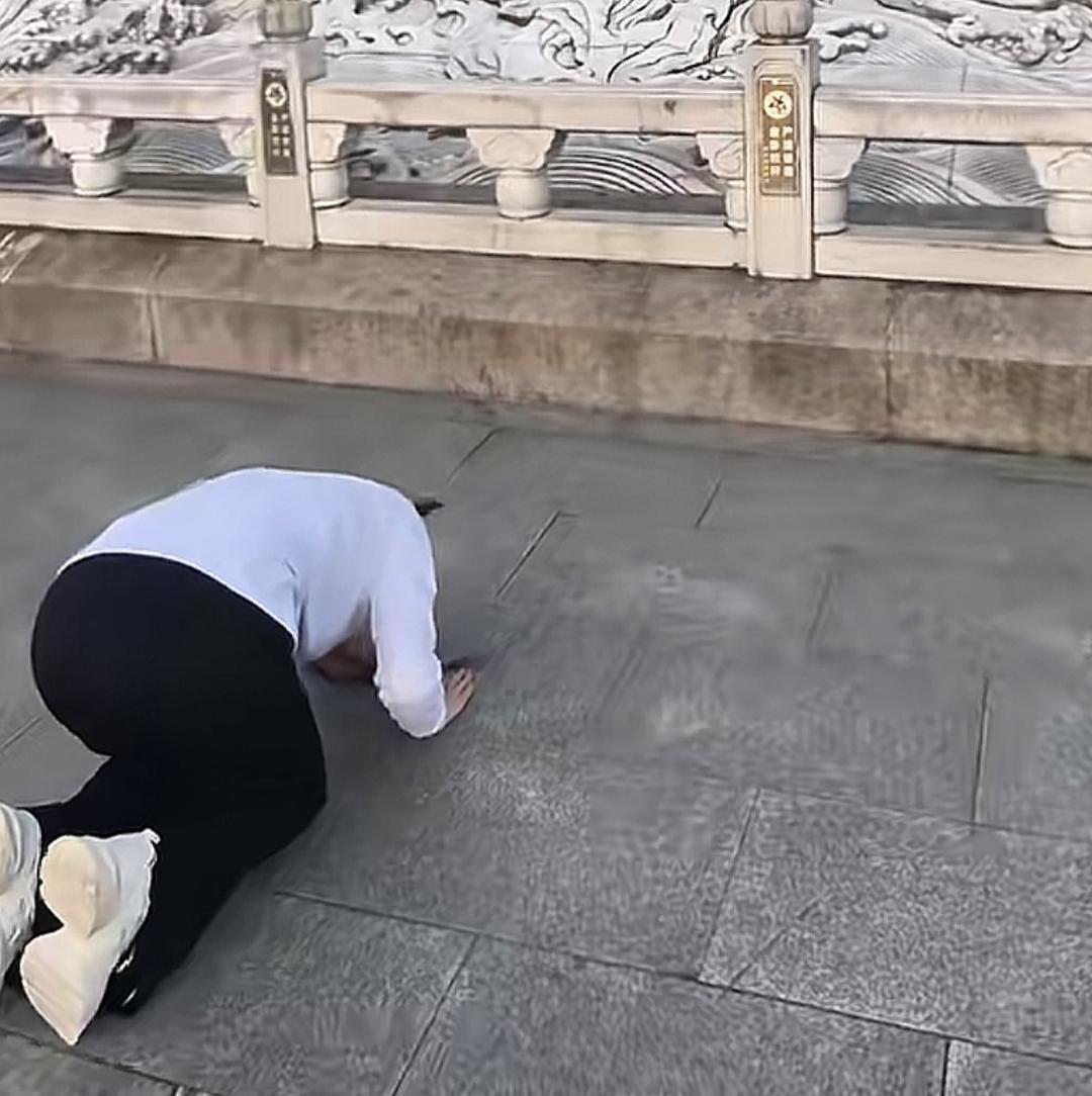 现在支撑她活下去的，就是这些信仰了吧。经常看到她出现在寺庙，在叩拜，在悔恨吧。她
