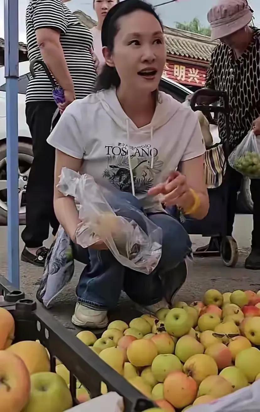 网友在路边偶遇于文华老师在买水果，于文华老师是晨练完来到路边摊，顺手买点水果回家